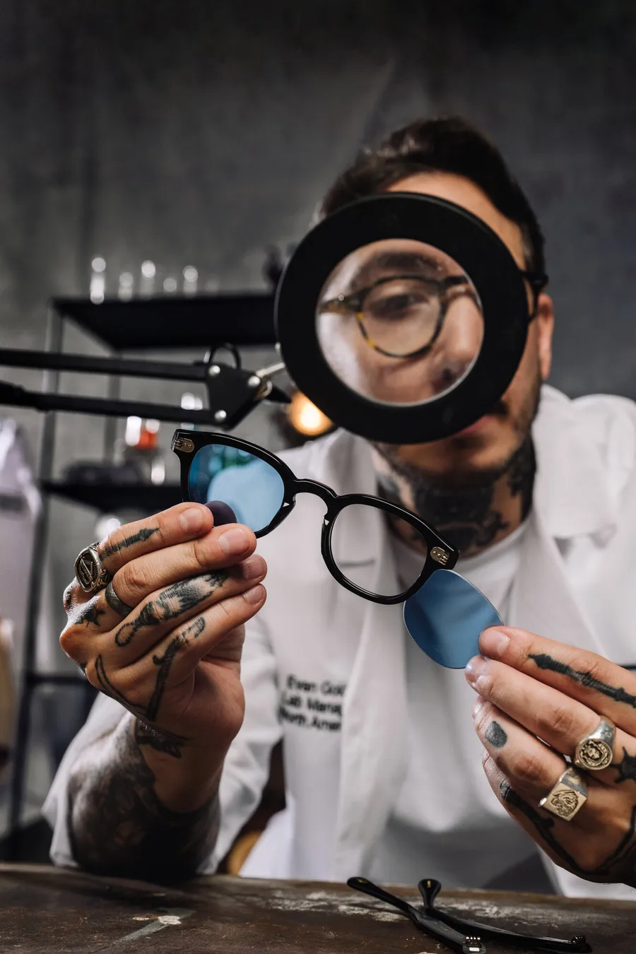 Portrait en atelier autour du réglage de montures Moscot