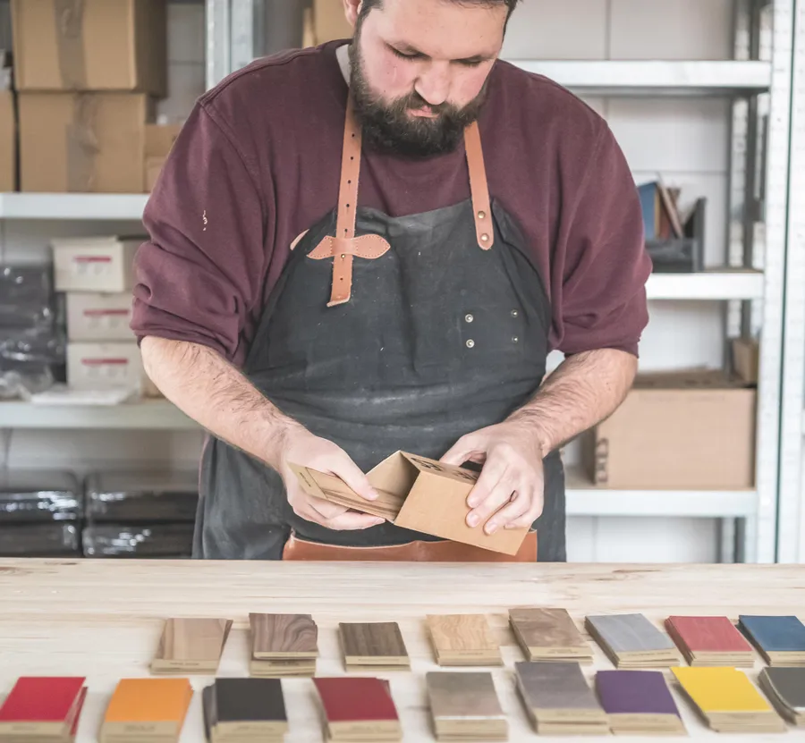 Artisan sélectionnant des essences de bois pour la fabrication d'une monture Clément Lunetier