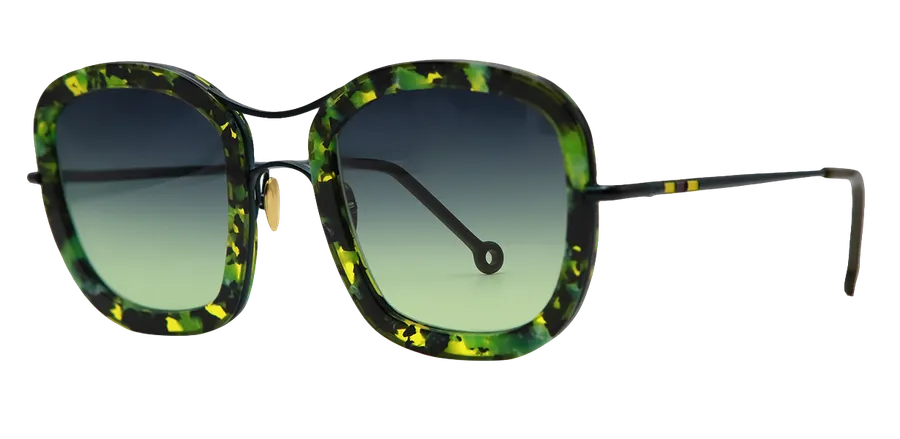 Lunettes de soleil Chupa 363 de Nathalie Blanc, en acétate écaille verte et jaune, vue de trois-quarts