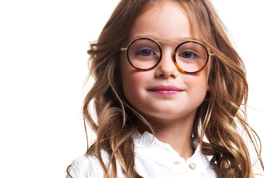 Enfant portant une monture ronde La Petite Lunette Rouge