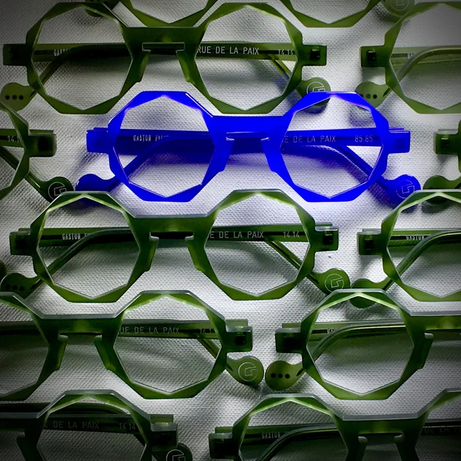 Tiges d’acétate gravées Gaston Eyewear, disposées en atelier avant assemblage des montures