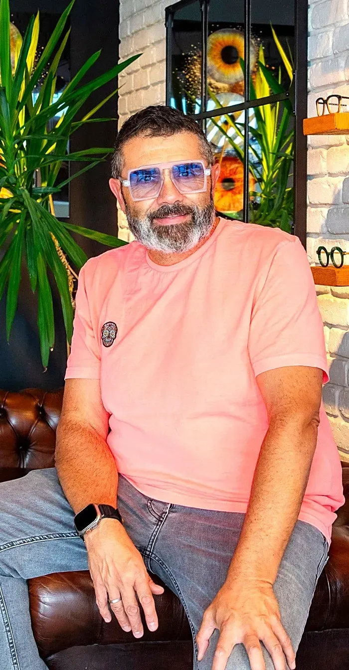 Jérôme, fondateur de La Boutique des Lunetiers, dans le coin salon de la boutique à Essert