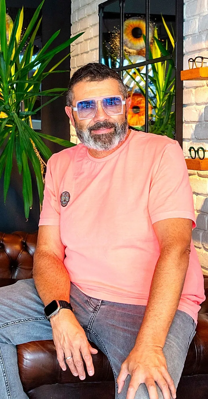 Jérôme, fondateur de La Boutique des Lunetiers, dans le coin salon de la boutique à Essert