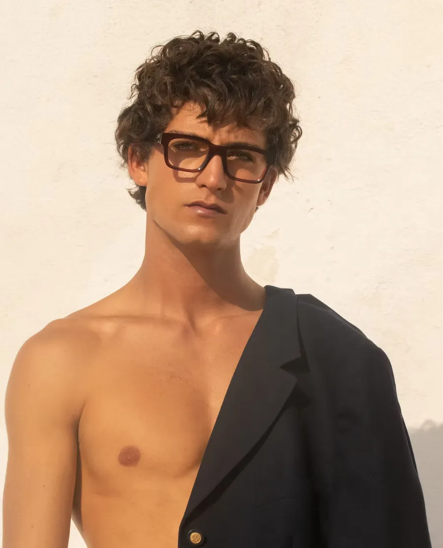 Portrait éditorial en extérieur de deux mannequins portant chacun une monture optique Lazuli Eyewear en acétate écaille, l'un une monture carrée, l'autre une monture ronde, lumière du Sud