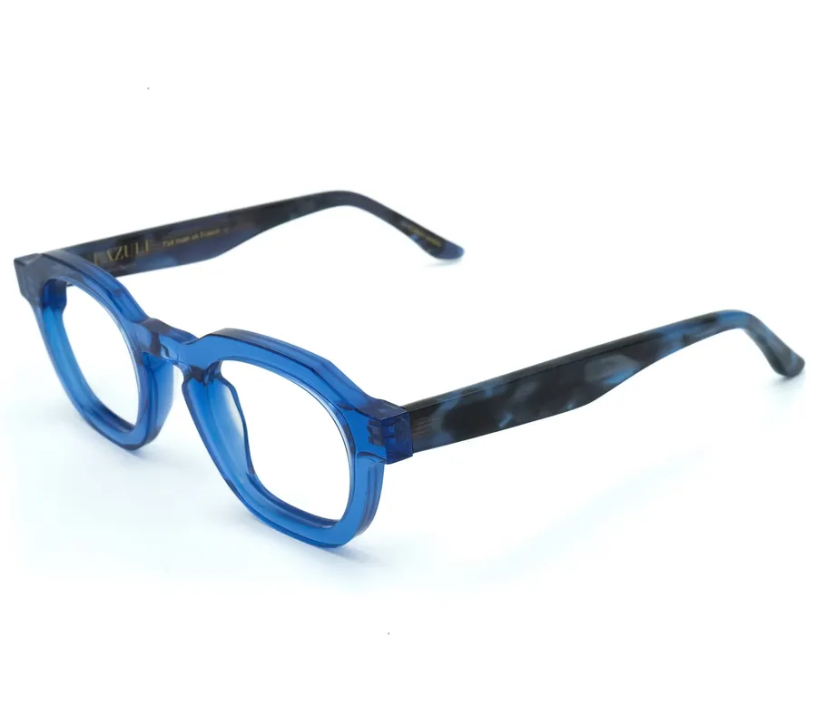 Monture de lunettes Lazuli Eyewear en acétate écaille bleu-gris nommée Estérel, vue de trois-quarts sur fond blanc, gravure « Lazuli » visible sur la branche