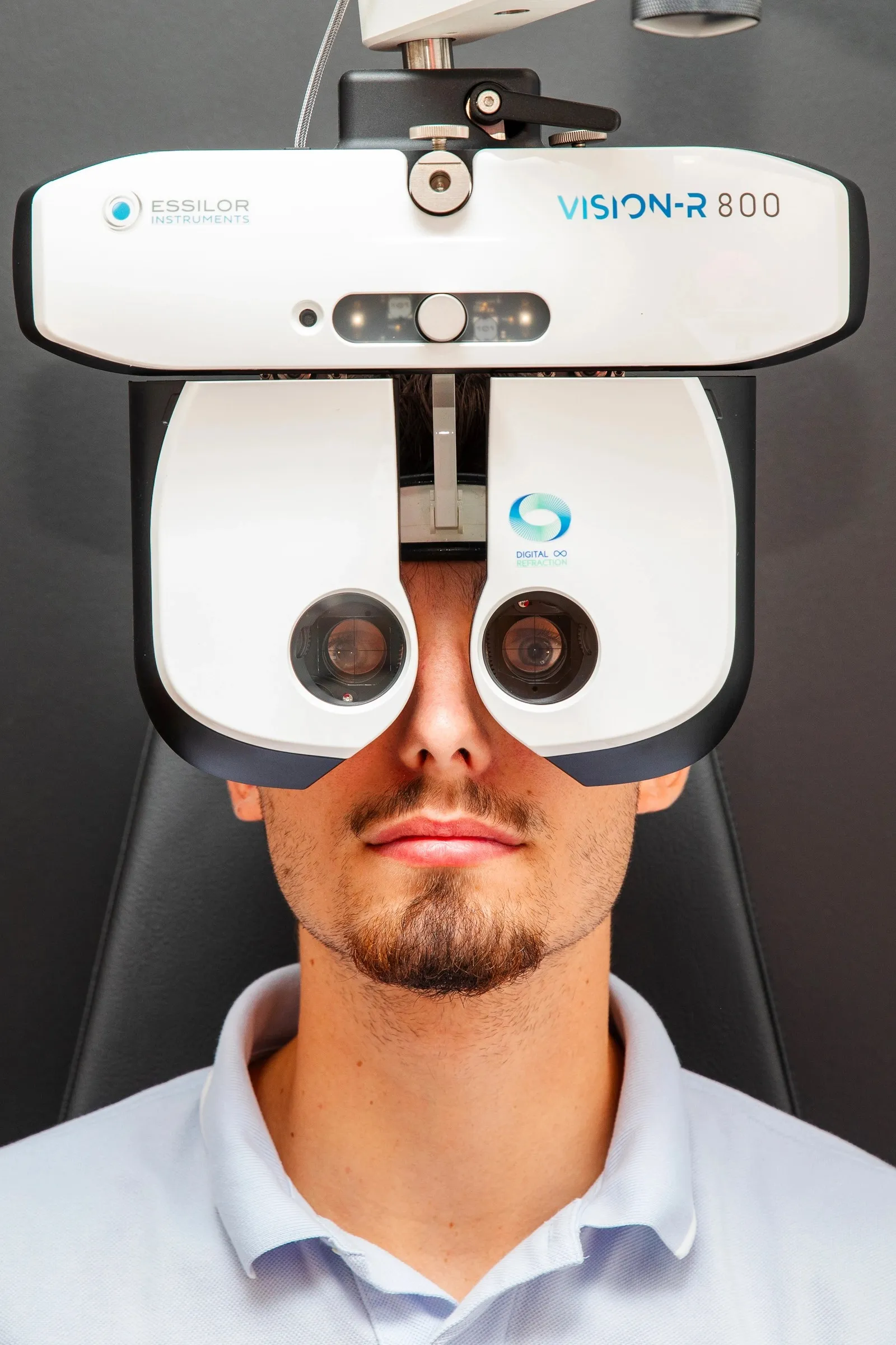 Examen de la vue au réfracteur Vision-R 800, mesure précise avant prescription, à La Boutique des Lunetiers