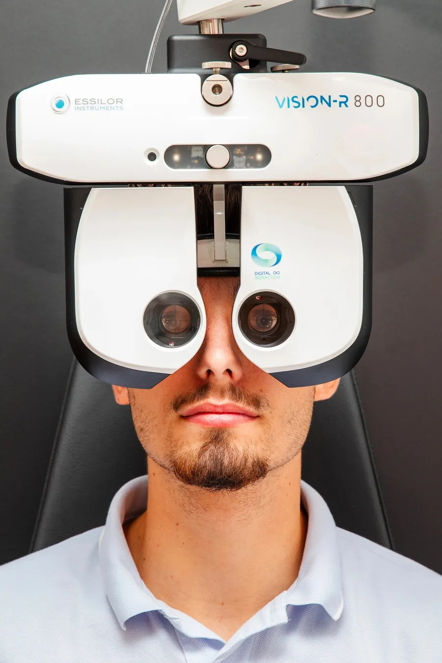 Examen de la vue au réfracteur Vision-R 800 d'Essilor Instruments à La Boutique des Lunetiers