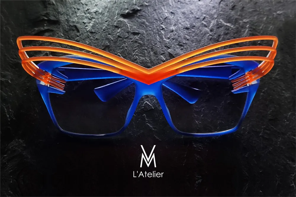 Monture de soleil imprimée en 3D, structure graphique bleue et orange, signée VM L'Atelier