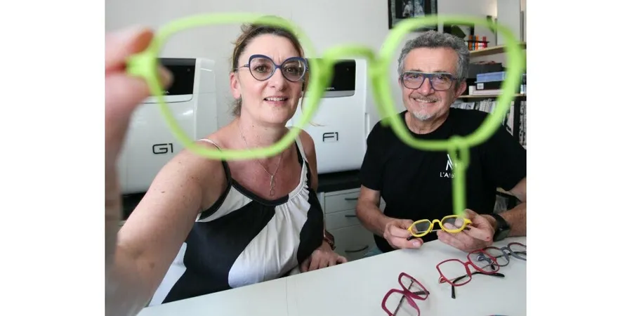 Vanessa Di Giovanni et Mehdi Gaurat dans leur atelier, imprimantes 3D en arrière-plan, montures colorées à la main